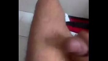 Cubano rico sacandose su lechita en el baño XVIDEOS