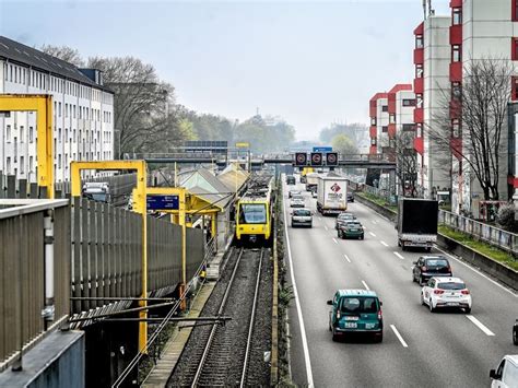 Glätte Gefahr in Essen Autofahrer kommen glimpflich davon