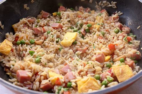 Arroz frito chino al estilo cantonés receta clásica de gastronomía