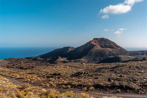 Premium Photo Trail Reaching The Crater Of The Teneguia Volcano From