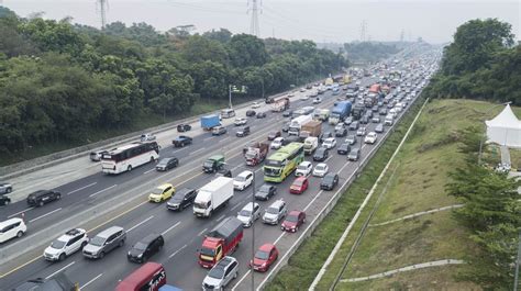 Kendaraan Tinggalkan Jakarta Melalui Tol Cikampek Utama Arah