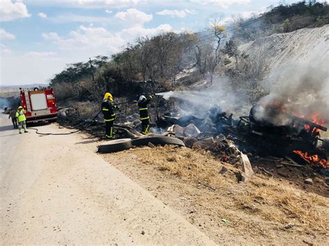 Motorista e passageiro de carreta morrem carbonizados após acidente na