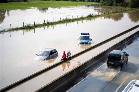 Überschwemmung der A2 Starkregen setzt Autobahn unter Wasser