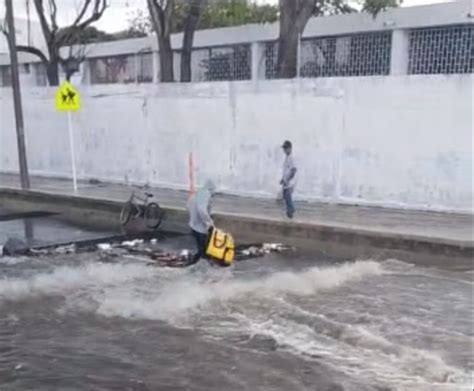 Domiciliario Se Salv De Morir Arrastrado Por Un Arroyo En Barranquilla