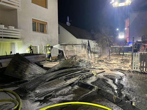 Feuer F Brennt Gartenlaube Feuerwehr Der Stadt B Dingen