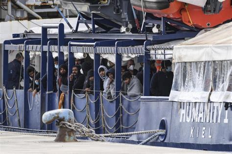 Non andrò via finché non saranno sbarcati tutti i migranti dice il