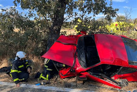 Herido Grave En Miraflores De La Sierra Tras El Choque De Su Coche Contra Un árbol