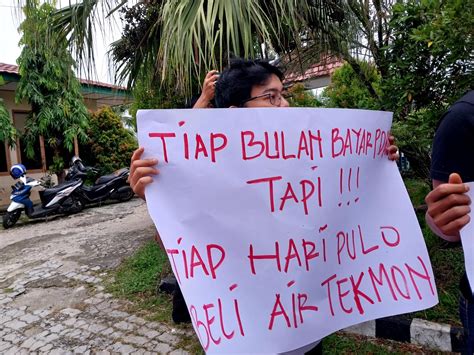 Warga Perum Karang Sari Demo Pdam Tirta Raja Oku Ini Keluhannya