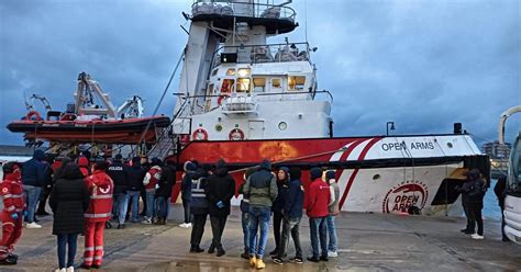 Salvati Dalla Ong Open Arms Migranti Arrivati Al Porto Di Crotone