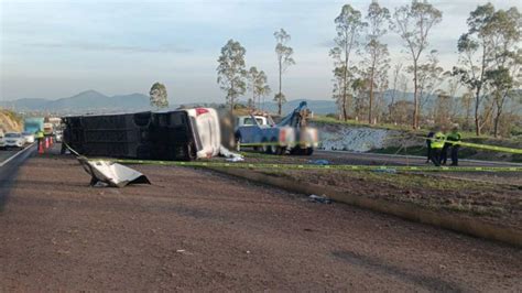 Volcadura de Autobús de Pasajeros Deja un Muerto y 15 Lesionados en Los