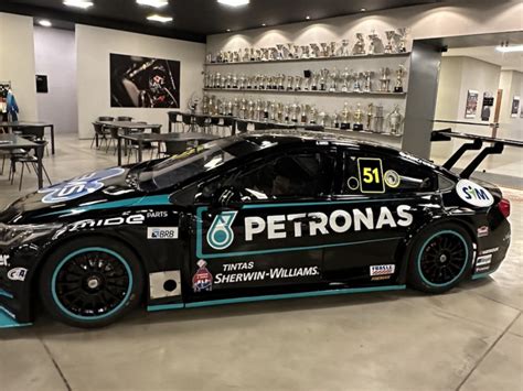 Em novo carro Átila Abreu troca o vermelho pelo preto na Stock Car