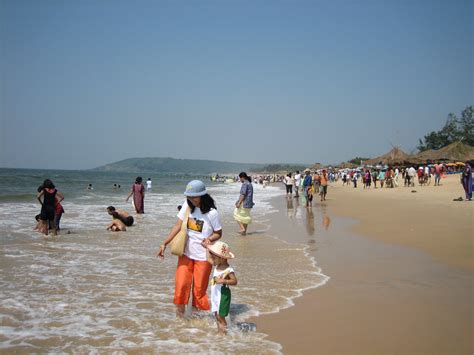 Tourists On The Beach In Goa Wallpapers And Images Wallpapers