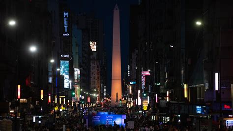 La Noche De Las Librerías Copó La Avenida Corrientes Con Cien Mil