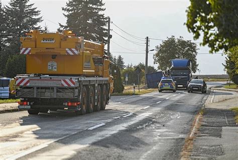 LKW Anhänger voller Hackschnitzel umgekippt