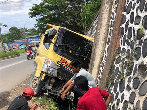 Hindari Tronton Truk Hantam Tembok Radar Sorong