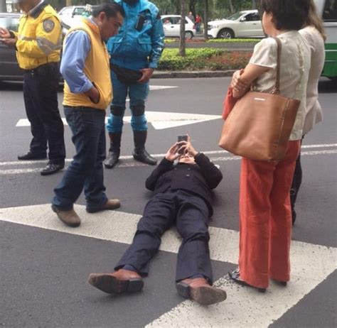 Foto Pal Feis Se Viraliza Pic De Hombre Atropellado En El Df Usando Su