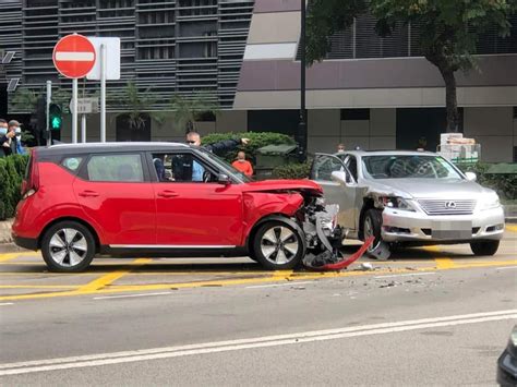 屯門兩私家車相撞 一男司機受傷 新冠疫情專頁