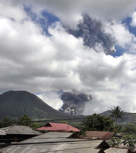 Indon Sie Le Volcan Lokon Est Nouveau Entr En Ruption