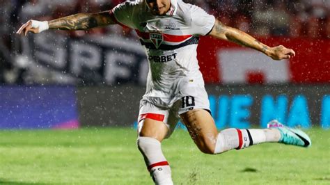 Lucas comanda São Paulo que vence e mostra mais bola que no ano