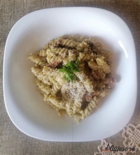 Fusilli Cu Sos Pesto De Dovlecei Mozzarella Si Bacon Gatesc Ro