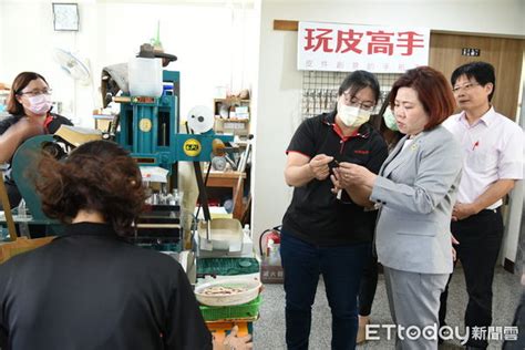 勞動部長許銘春下鄉參訪關懷 大讚皮雕、藺草工藝讓人驚豔 Ettoday地方新聞 Ettoday新聞雲