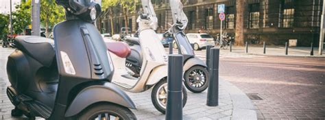 Se Puede Aparcar La Moto En La Acera Blogs Mapfre