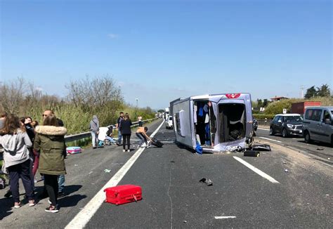 Incidente Su Autostrada A1 A Roma Si Ribalta Pulmino Con Studenti A