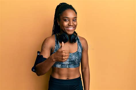 Mujer Afroamericana Con El Pelo Trenzado Usando Ropa Deportiva Y La