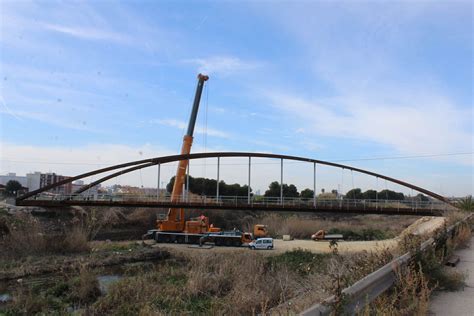 Obras Públicas coloca la estructura de la pasarela de ciclopeatones