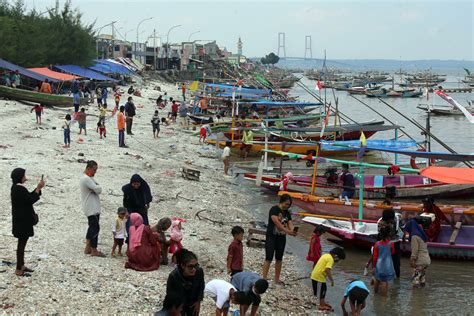 Foto Perahu Tradisional Jadi Daya Tarik Wisata Di Pantai Kenjeran Surabaya