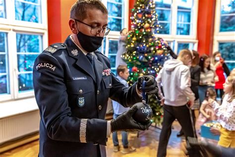 L Scy Policjanci Z Miko Ajkow Wizyt W Domu Dziecka Policja Pl