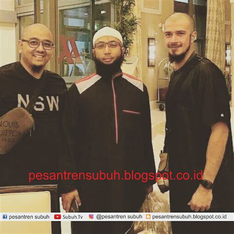 PESANTREN SUBUH: Biografi dan Profil Ustadz Khalid Basalamah