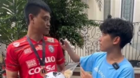 Mantan Kiper Timnas Indonesia Jual Medali Demi Pengobatan Mata