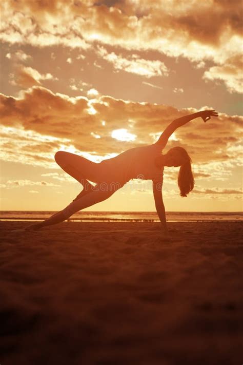 La Giovane Bella Siluetta Esile Della Donna Pratica L Yoga Sul Beac