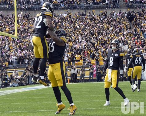 Photo Steelers Kenny Pickett Dan Mooreand Najee Harris Celebrates Td