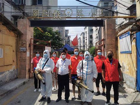 驻马店驿城区东风街道办事处朝阳街社区在“雷锋车队”志愿者协会的帮助下开展消杀志愿服务活动防控疫情进行