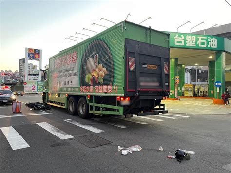 莫名左偏！與大貨車碰撞機車卡輪下 女騎士傷重不治 社會 中時新聞網