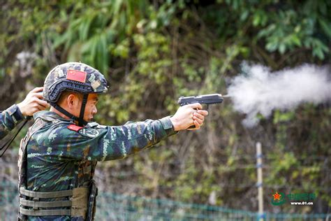 “硬核”枪技！武警特战队员实弹射击练就“神枪手”军事频道央视网