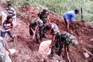 Anggota Koramil 0804 01 Magetan Bersama Masyarakat Gotong Royong