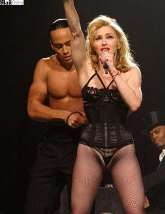 Madonna Novamente Criticada Por Usar Figurino Ousado Em Show Post