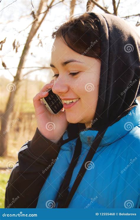 Mulher Que Fala No Telefone Ao Ar Livre Foto De Stock Imagem De