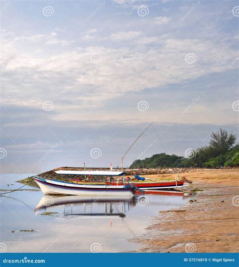 Barcos Na Praia De Sanur No Alvorecer Em Bali Indonésia Foto de Stock