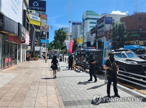 부산 서면역에 배치된 경찰특공대와 장갑차 연합뉴스