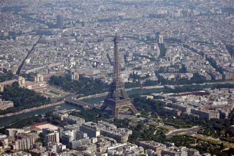 La Tour Eiffel Vue Du Ciel Découvrez De Superbes Photos Aériennes De