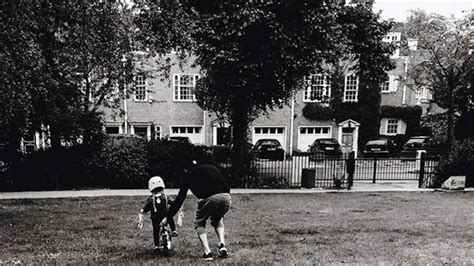 David Beckham enseña a ir en bici a su hija Harper