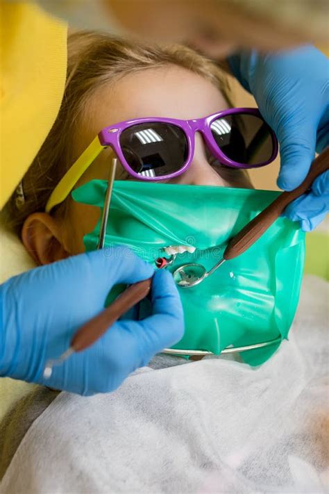 Dentiste Pratiquant Le Remplissage Dentaire Pour Prévenir Une Fille