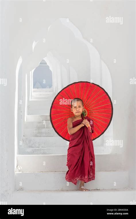 Young Buddhist Monks And Nuns Hi Res Stock Photography And Images Alamy