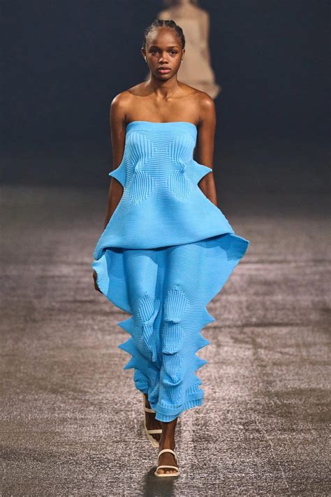 Scarlet Peguero For Issey Miyake Ss Pfw Linden Staub