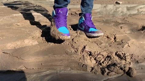 Purple Jordans Reciving Mud Bath 日本語で