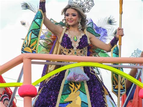 Un éxito primer desfile de comparsas y carros alegóricos en Guaymas